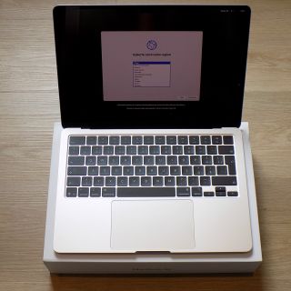 Na MacBooku Air s čipem M4 bleskově uděláš všechno, co potřebuješ. Přitom na baterii vydrží až 18 hodin. Je navržený pro...